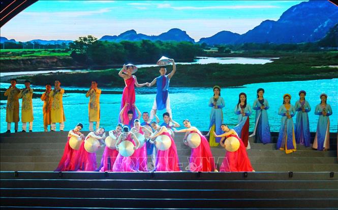 Tiết mục văn nghệ biểu diễn tại chương trình. Ảnh: Tá Chuyên – TTXVN