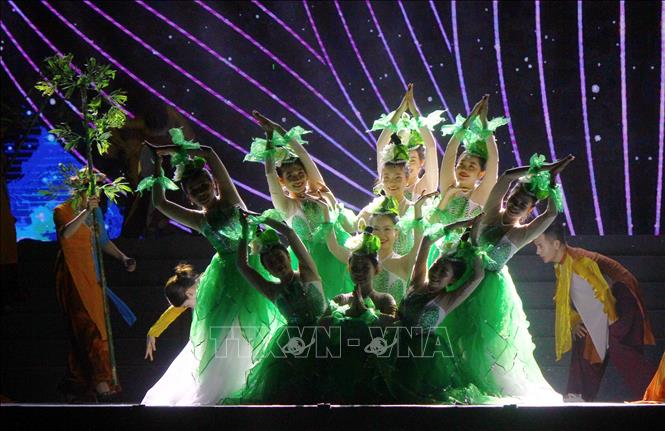 Tiết mục văn nghệ biểu diễn tại chương trình. Ảnh: Tá Chuyên – TTXVN