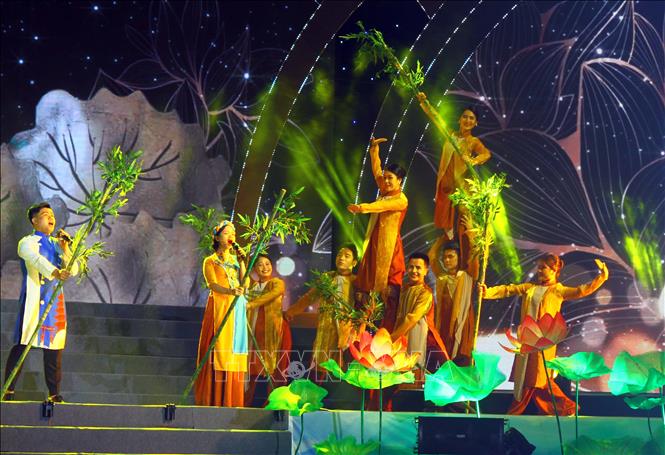 Tiết mục văn nghệ biểu diễn tại chương trình. Ảnh: Tá Chuyên – TTXVN