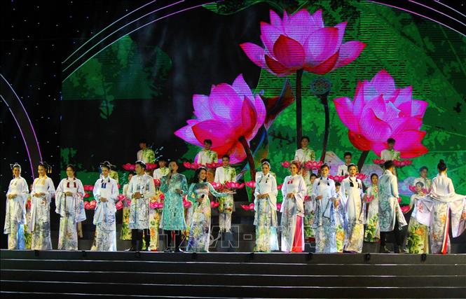 Màn trình diễn áo dài lấy ý tưởng từ hình ảnh Sen quê Bác tại chương trình. Ảnh: Tá Chuyên - TTXVN