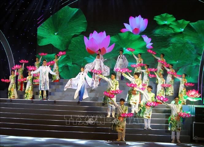 Màn trình diễn áo dài thiết kế từ hình ảnh Sen quê Bác tại chương trình. Ảnh: Tá Chuyên - TTXVN