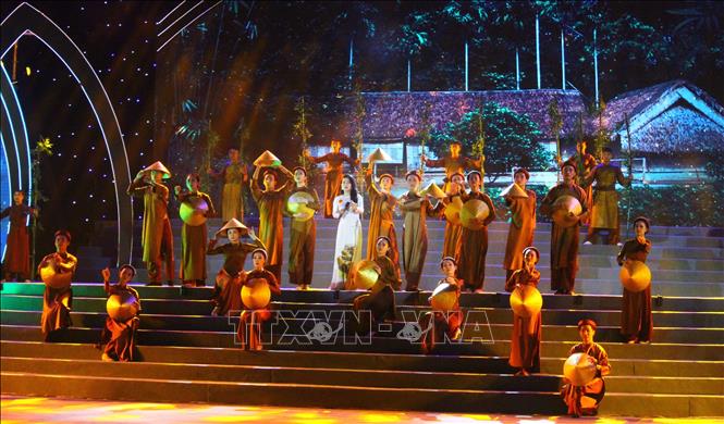 Tiết mục văn nghệ biểu diễn tại chương trình. Ảnh: Tá Chuyên – TTXVN