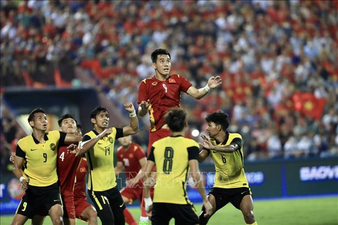 Tien Linh (9) headed the ball into U23 Malaysia’s net. VNA Photo