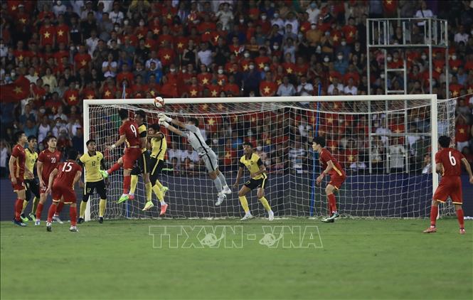 Tien Linh (9) headed the ball into U23 Malaysia’s net. VNA Photo