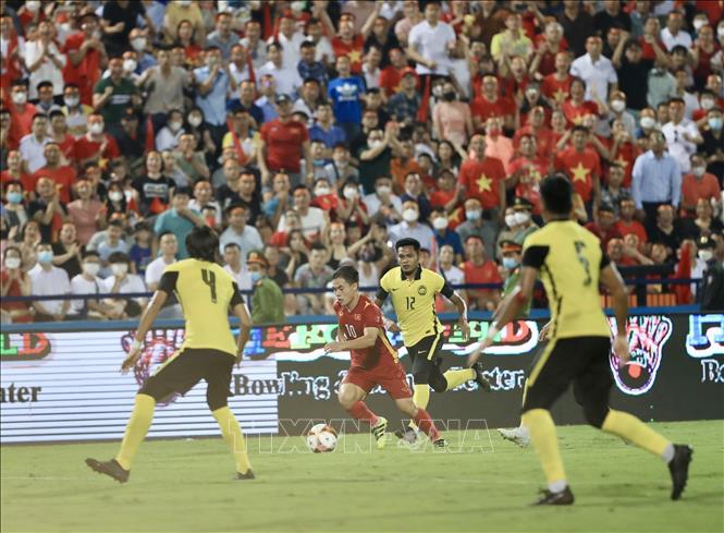Ly Cong Hoang Anh (10) of Vietnam is surrounded by Malaysian players. VNA Photo 