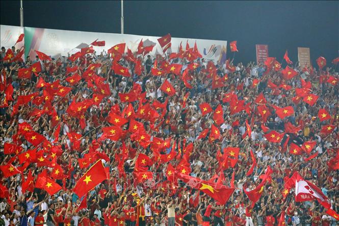 Vietnamese supporters burst to cheer as Tien Linh scores the goal. VNA Photo 