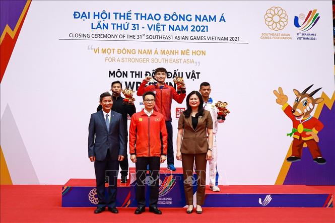 Deputy Prime Minister Vu Duc Dam presents the gold medal to wrestler Phung Khac Huy in men's freestyle wrestler 57 kg weight class. VNA Photo: Trần Việt 