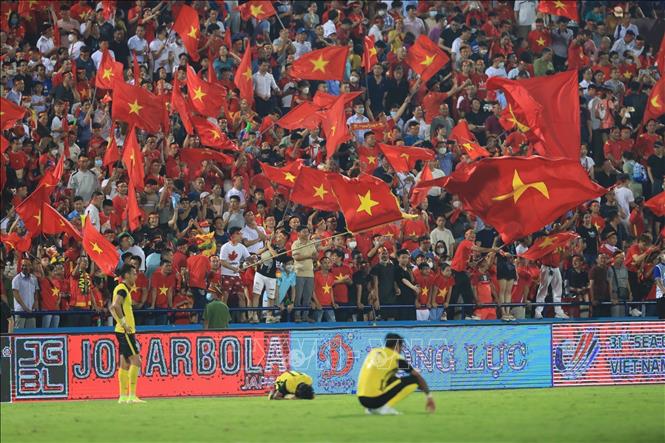 Vietnamese supporters burst to cheer as Tien Linh scores the goal. VNA Photo 