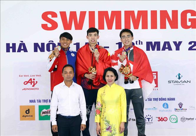 Swimmer Nguyen Huy Hoang (middle) personally pocketed four gold medals and contributed to the victory of the Vietnamese team in the men’s 4x100m relay. VNA Photo: Phạm Kiên