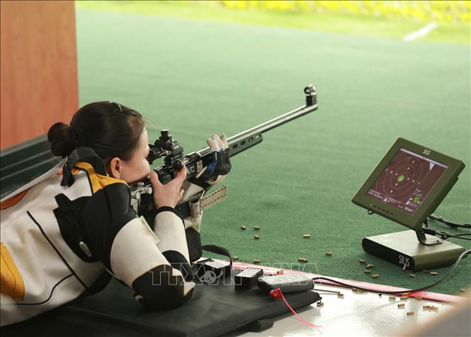 VĐV Việt Nam Đỗ Thuý Hiền (1005) thi đấu nội dung 50m súng trường 3 tư thế. Ảnh: Hoàng Hiếu - TTXVN