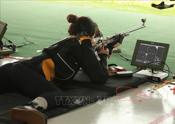 VĐV Nguyễn Huyền Trang (Việt Nam, số 1003) thi đấu nội dung 50m súng trường 3 tư thế. Ảnh: Hoàng Hiếu - TTXVN 