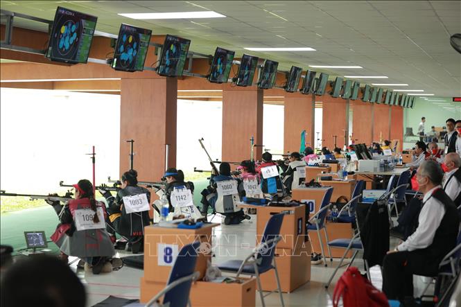 Các VĐV thi đấu nội dung 50m súng trường 3 tư thế. Ảnh: Hoàng Hiếu - TTXVN 