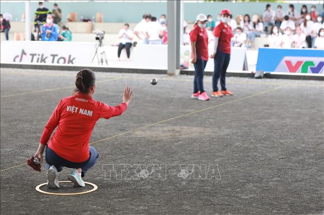 Vietnamese team competes in the final match in the women’s triples of petanque at SEA Games 31 on May 19. VNA Photo: Hoàng Hiếu