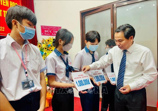Trong ảnh: Trao học bổng tiếp sức mùa thi, học bổng Châu Á cho các em học sinh nghèo hiếu học trên địa bàn thành phố Cần Thơ. Ảnh: Ánh Tuyết - TTXVN