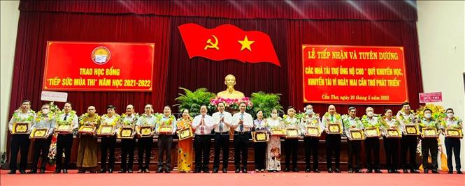 Trong ảnh: Trao học bổng tiếp sức mùa thi, học bổng Châu Á cho các em học sinh nghèo hiếu học trên địa bàn thành phố Cần Thơ. Ảnh: Ánh Tuyết - TTXVN