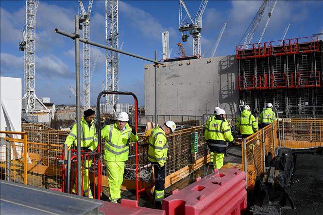 Trong ảnh: Thủ tướng Anh Boris Johnson (thứ 2, trái) thăm công trình xây dựng nhà máy điện hạt nhân Hinkley Point ở Bridgwater ngày 7/4/2022. Ảnh: AFP/TTXVN