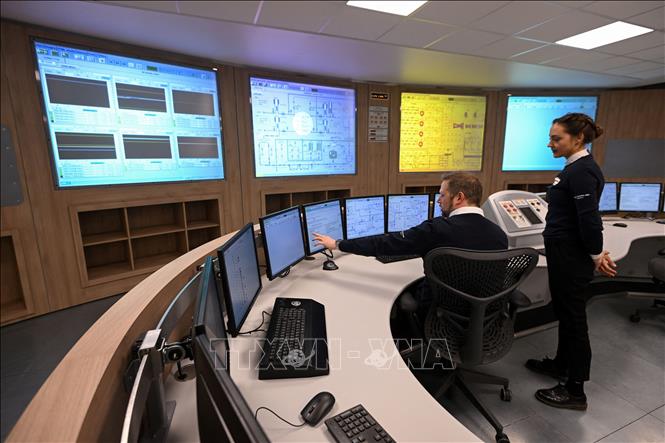 Trong ảnh: Nhân viên làm việc trong trung tâm điều khiển của nhà máy điện hạt nhân Hinkley Point ở Bridgwater ngày 7/4/2022. Ảnh: AFP/TTXVN