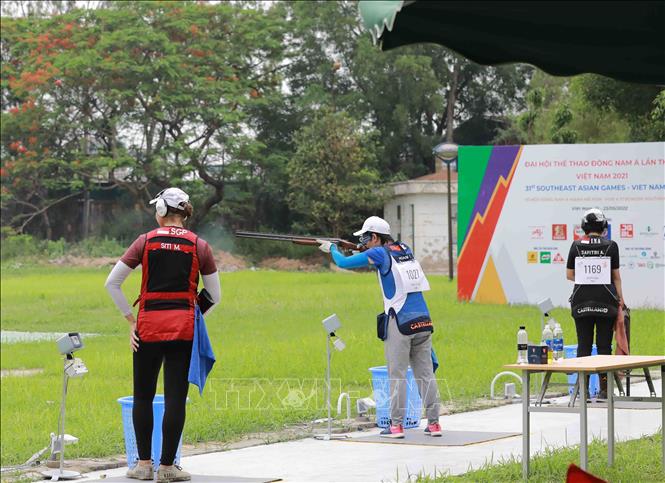 Vietnamese shooter Hoang Thi Tuat (C) competes in the women’s trap on May 19 at SEA Games 31. VNA Photo: Vũ Sinh