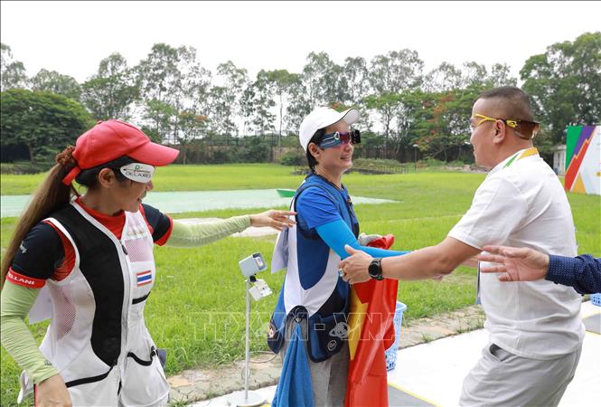 Vietnamese shooter Hoang Thi Tuat (C) earns a gold medal in women’s trap on May 19 at SEA Games 31. VNA Photo: Vũ Sinh
