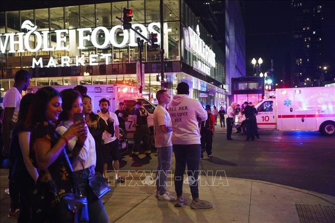 Trong ảnh: Hiện trường vụ nổ súng ở Chicago, Mỹ, ngày 19/5/2022. Ảnh: Chicago Tribune/TTXVN