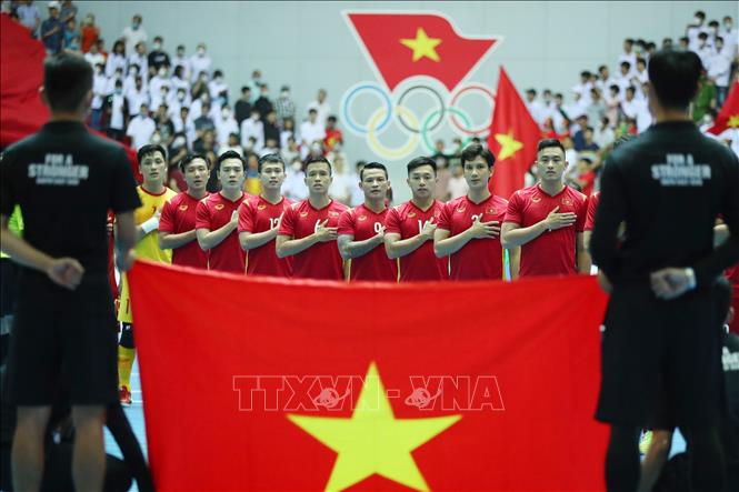 Đội tuyển futsal nam Việt Nam thực hiện nghi lễ chào cờ trước trận đấu. Ảnh: Hoàng Linh-TTXVN