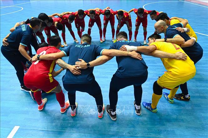 Đội tuyển futsal nam Việt Nam thể hiện quyết tâm trước khi bước vào trận đấu. Ảnh: Hoàng Linh-TTXVN
