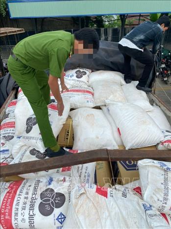 Trong ảnh: 250.000 bao thuốc lá điếu nhập lậu hiệu “Jet”, “Hero” được giấu dưới 15.000kg đường mang nhãn hiệu nước ngoài. Ảnh: TTXVN phát