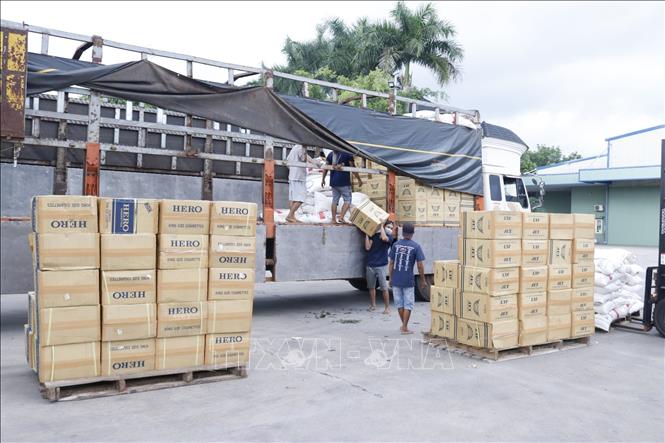 Trong ảnh: 250.000 bao thuốc lá điếu nhập lậu hiệu “Jet”, “Hero” bị cơ quan chức năng phát hiện và thu giữ. Ảnh: TTXVN phát