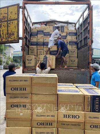 Trong ảnh: 250.000 bao thuốc lá điếu nhập lậu hiệu “Jet”, “Hero” bị cơ quan chức năng phát hiện và thu giữ. Ảnh: TTXVN phát