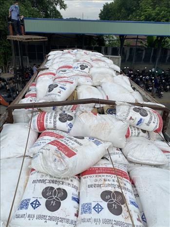 Trong ảnh: 250.000 bao thuốc lá điếu nhập lậu hiệu “Jet”, “Hero” được giấu dưới 15.000kg đường mang nhãn hiệu nước ngoài. Ảnh: TTXVN phát