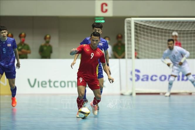 Các đợt tấn công của cầu thủ đội tuyển futsal Việt Nam gặp nhiều khó khăn trước lối đá kỷ luật chặt chẽ của đội Thái Lan. Ảnh: Hoàng Linh-TTXVN