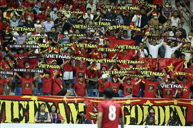 Đông đảo khán giả đến nhà thi đấu cổ vũ cho đội tuyển futsal Việt Nam. Ảnh: Hoàng Linh-TTXVN