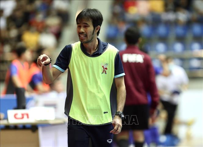 HLV Phạm Minh Giang chỉ đạo các cầu thủ futsal Việt Nam thi đấu, Ảnh: Hoàng Linh-TTXVN