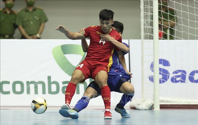 Các đợt tấn công của cầu thủ đội tuyển futsal Việt Nam gặp nhiều khó khăn trước lối đá kỷ luật chặt chẽ của đội Thái Lan. Ảnh: Hoàng Linh-TTXVN