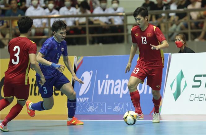 Các đợt tấn công của cầu thủ đội tuyển futsal Việt Nam gặp nhiều khó khăn trước lối đá kỷ luật chặt chẽ của đội Thái Lan. Ảnh: Hoàng Linh-TTXVN