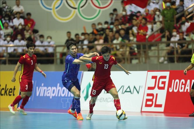 Hiệp 1 kết thúc với tỷ số 2 - 0 nghiêng về đội futsal Thái Lan. Ảnh: Hoàng Linh-TTXVN