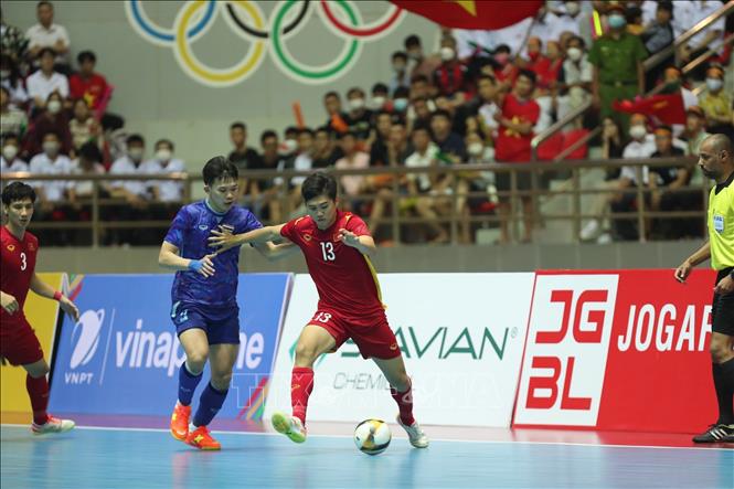 Các đợt tấn công của cầu thủ đội tuyển futsal Việt Nam gặp nhiều khó khăn trước lối đá kỷ luật chặt chẽ của đội Thái Lan. Ảnh: Hoàng Linh-TTXVN
