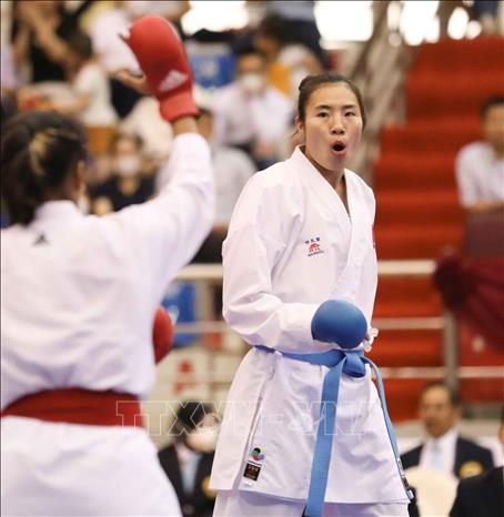 Trận chung kết nội dung Kumite đồng đội nữ giữa VĐV Hồ Thị Thu Hiền (đai xanh) với VĐV của Indonesia (đai đỏ). Ảnh: Thanh Tùng-TTXVN