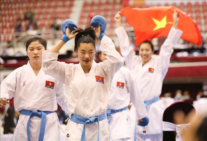 Đội tuyển Karate Việt Nam xuất sắc giành huy chương Vàng nội dung Kumite đồng đội nữ. Ảnh: Thanh Tùng-TTXVN

