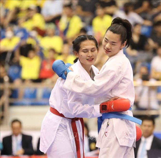 Trận chung kết nội dung Kumite đồng đội nữ giữa VĐV Nguyễn Thị Ngoan (đai xanh) và VĐV của Indonesia (đai đỏ) với chiến thắng thuộc về VĐV của Việt Nam. Ảnh: Thanh Tùng-TTXVN
