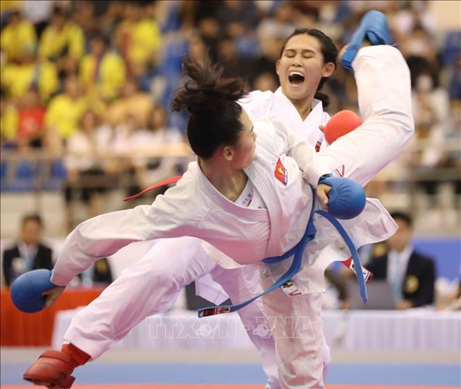 Trận chung kết nội dung Kumite đồng đội nữ giữa 2 VĐV Việt Nam (đai xanh) và Indonesia (đai đỏ). Ảnh: Thanh Tùng-TTXVN

