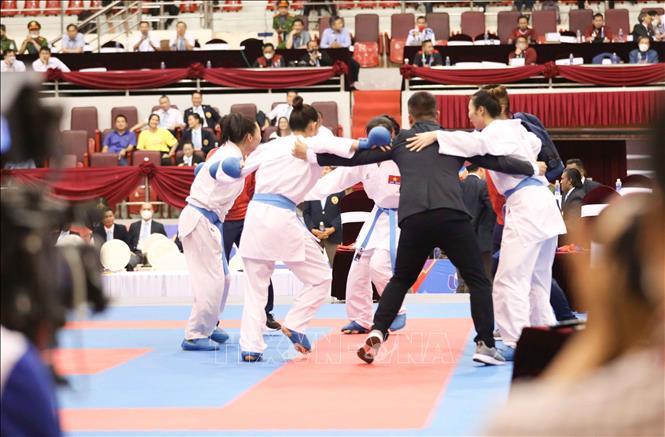 Đội tuyển Karate Việt Nam xuất sắc giành huy chương Vàng nội dung Kumite đồng đội nữ. Ảnh: Thanh Tùng-TTXVN
