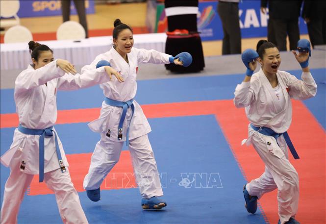 Đội tuyển Karate Việt Nam xuất sắc giành huy chương Vàng nội dung Kumite đồng đội nữ. Ảnh: Thanh Tùng-TTXVN