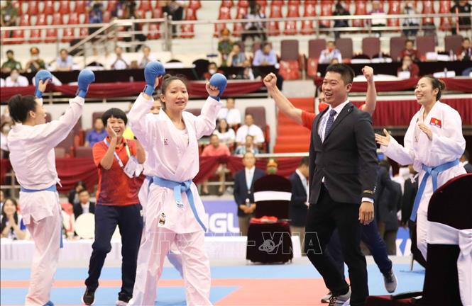 Đội tuyển Karate Việt Nam xuất sắc giành huy chương Vàng nội dung Kumite đồng đội nữ. Ảnh: Thanh Tùng-TTXVN