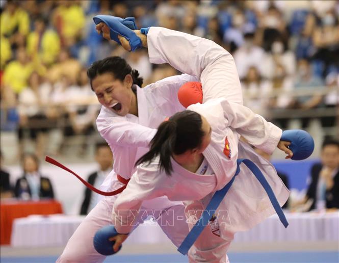 Trận chung kết nội dung Kumite đồng đội nữ giữa 2 VĐV Việt Nam (đai xanh) và Indonesia (đai đỏ). Ảnh: Thanh Tùng-TTXVN

