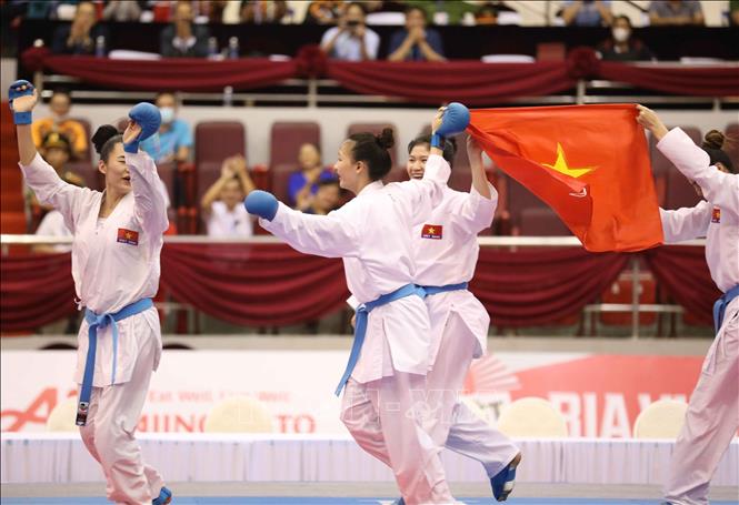 Đội tuyển Karate Việt Nam xuất sắc giành huy chương Vàng nội dung Kumite đồng đội nữ. Ảnh: Thanh Tùng-TTXVN