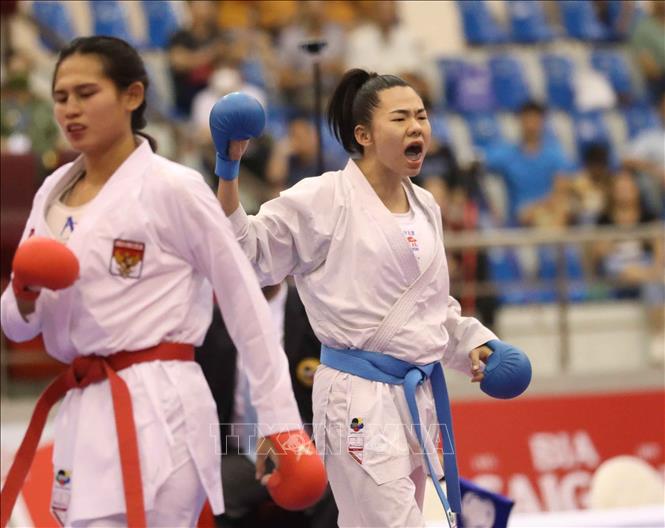 Trận chung kết nội dung Kumite đồng đội nữ giữa VĐV Nguyễn Thị Ngoan (đai xanh) và VĐV của Indonesia (đai đỏ) với chiến thắng thuộc về VĐV của Việt Nam. Ảnh: Thanh Tùng-TTXVN