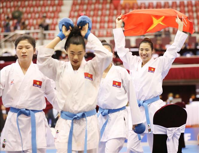 Đội tuyển Karate Việt Nam xuất sắc giành huy chương Vàng nội dung Kumite đồng đội nữ. Ảnh: Thanh Tùng-TTXVN