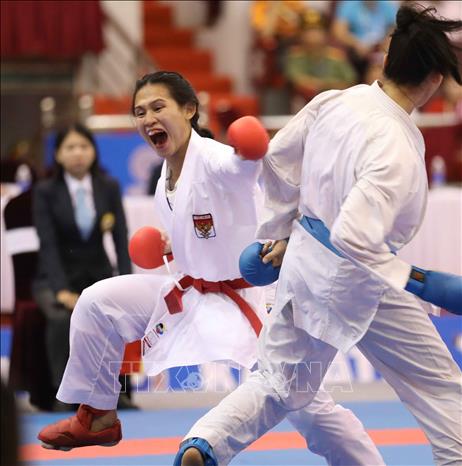 Trận chung kết nội dung Kumite đồng đội nữ giữa 2 VĐV Việt Nam (đai xanh) và Indonesia (đai đỏ). Ảnh: Thanh Tùng-TTXVN

