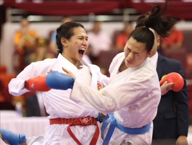 Trận chung kết nội dung Kumite đồng đội nữ giữa 2 VĐV Việt Nam (đai xanh) và Indonesia (đai đỏ). Ảnh: Thanh Tùng-TTXVN

